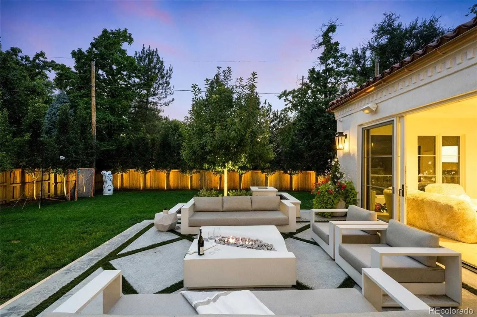 Exterior photo 6