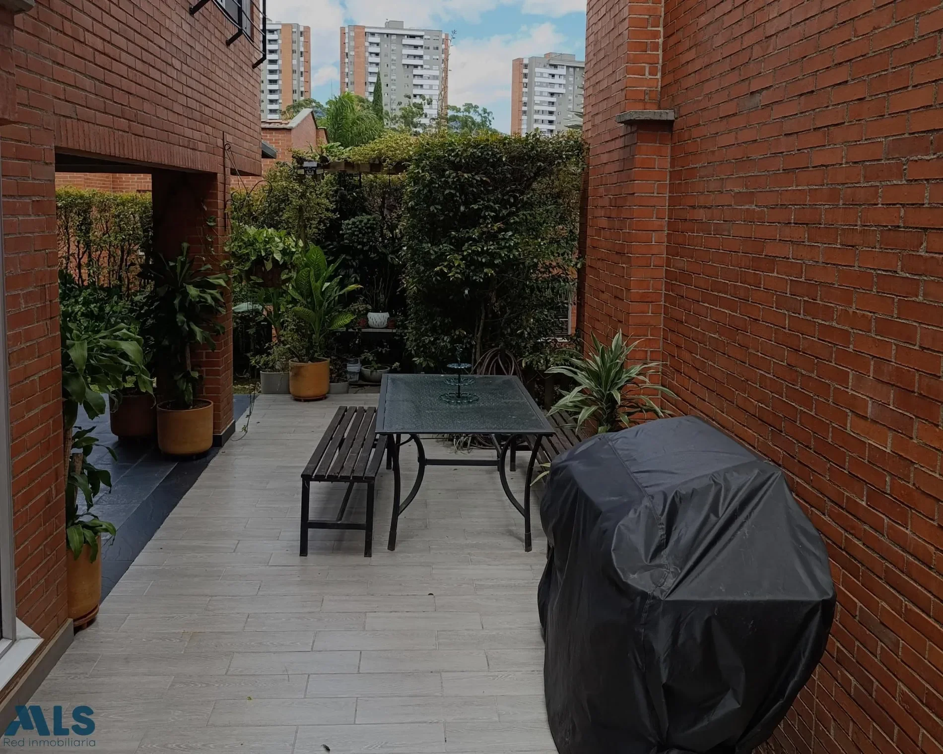 Exterior photo 3