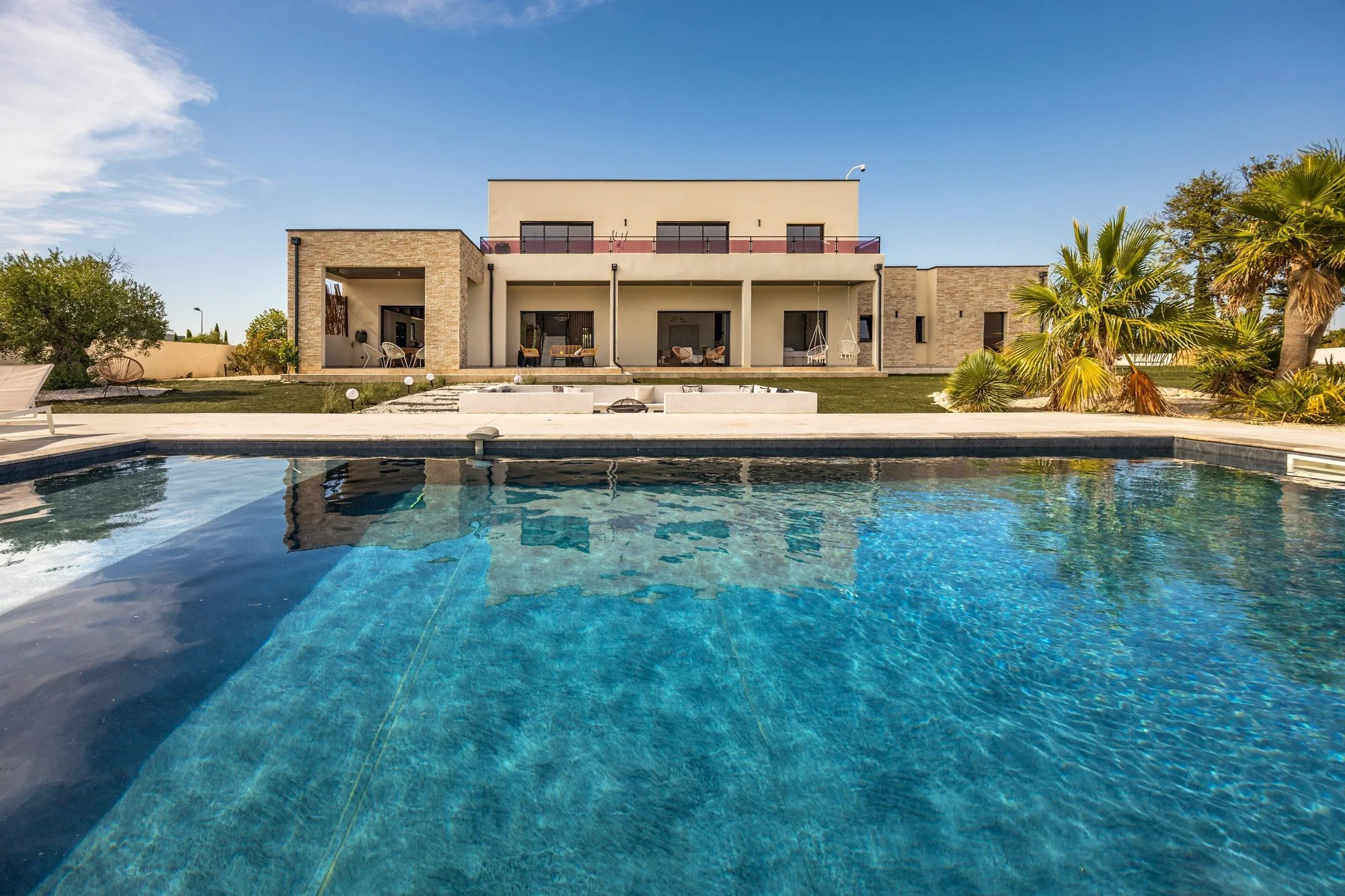 Exterior photo 3