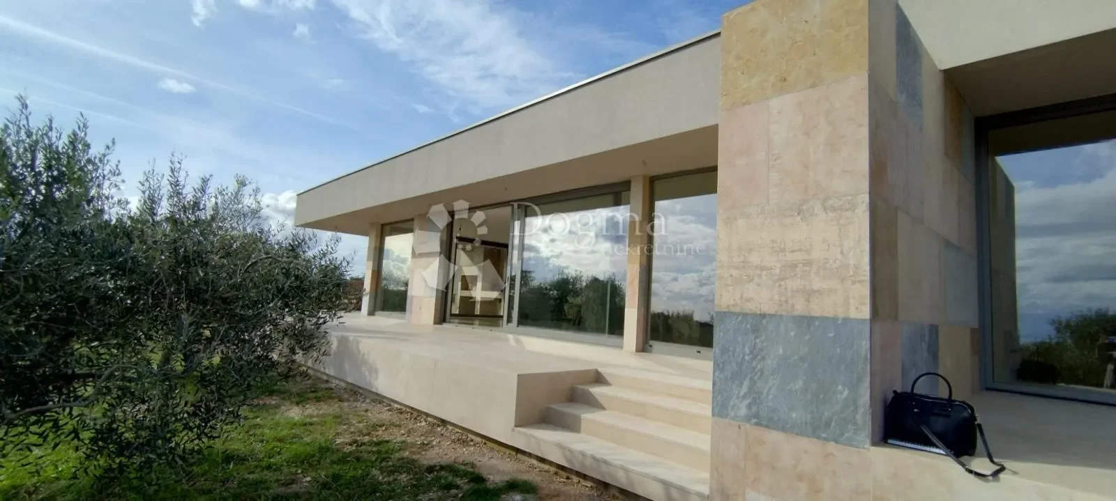 Exterior photo 4