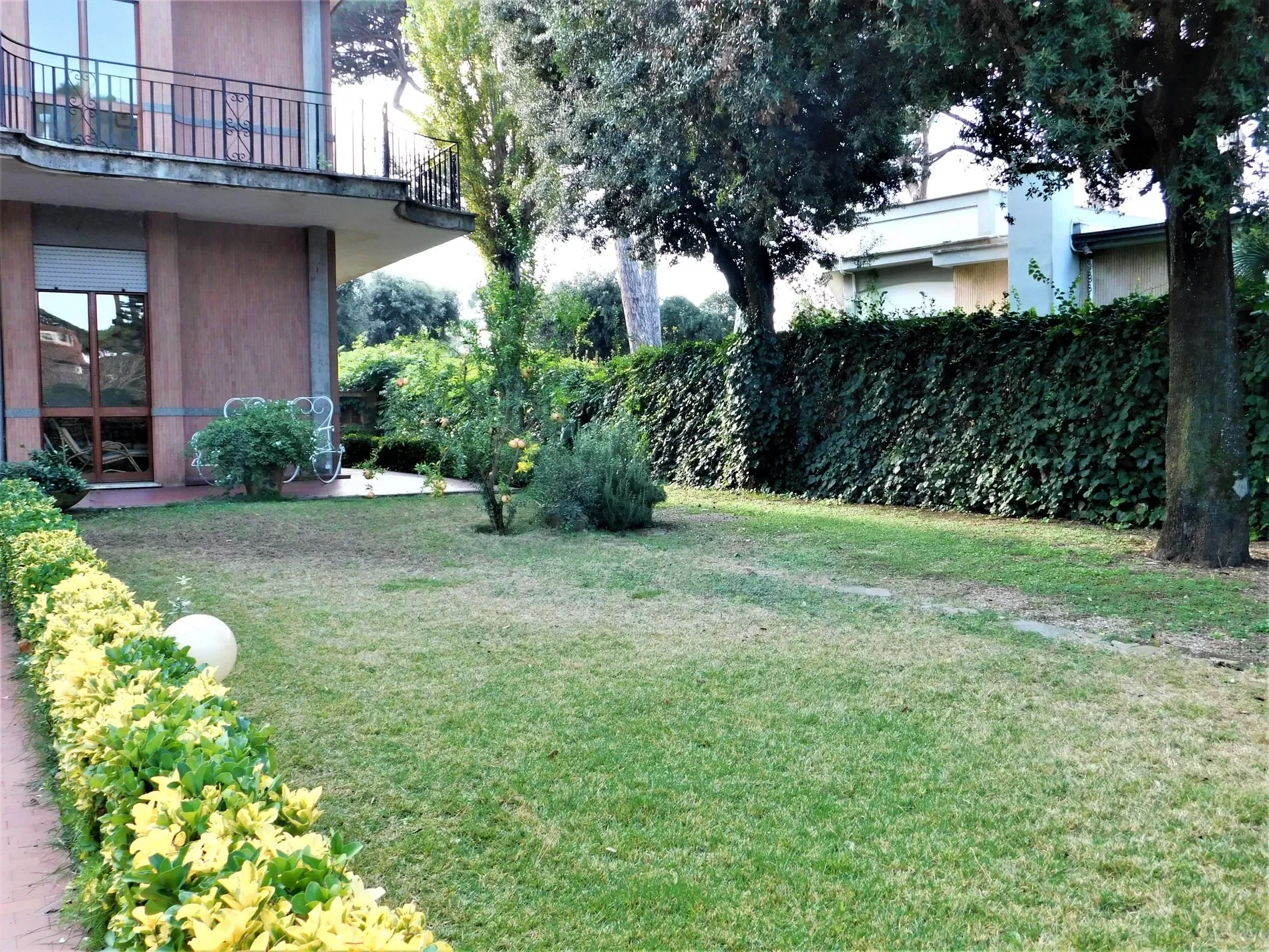 Exterior photo 9