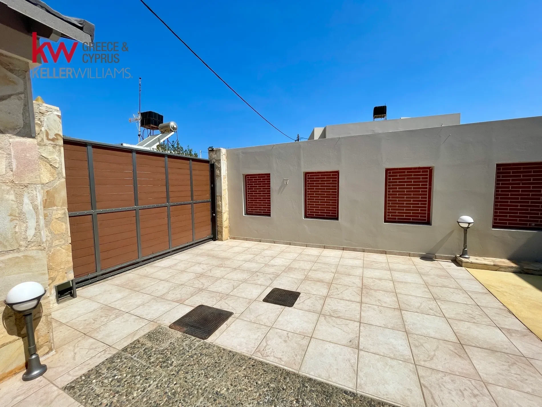 Exterior photo 5