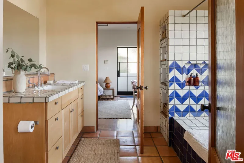 2890 Durand Drive, Los Angeles, California, United States. - Photo 44