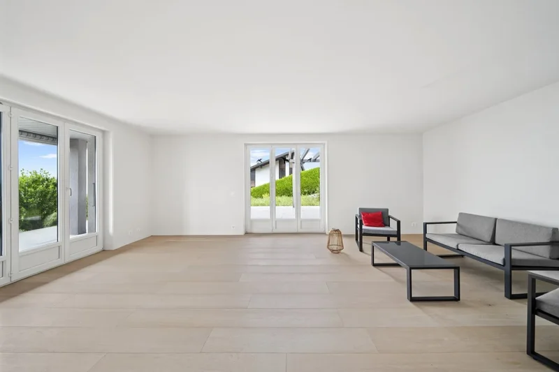 Price Reduction: Renovated 6 1/2 Room Detached Villa!