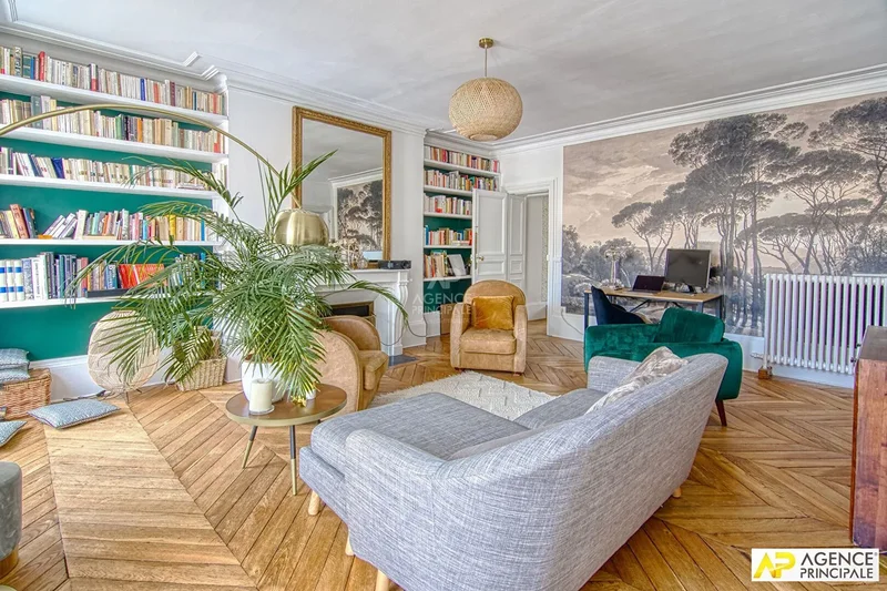 Versailles Town Hall 4-room Apartment 110 m² on the ground floor located on the 1st floor with cella