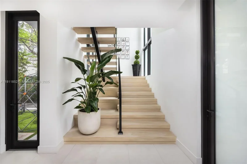 5630 Pine Tree Dr, Miami Beach, Florida, United States. - Photo 9