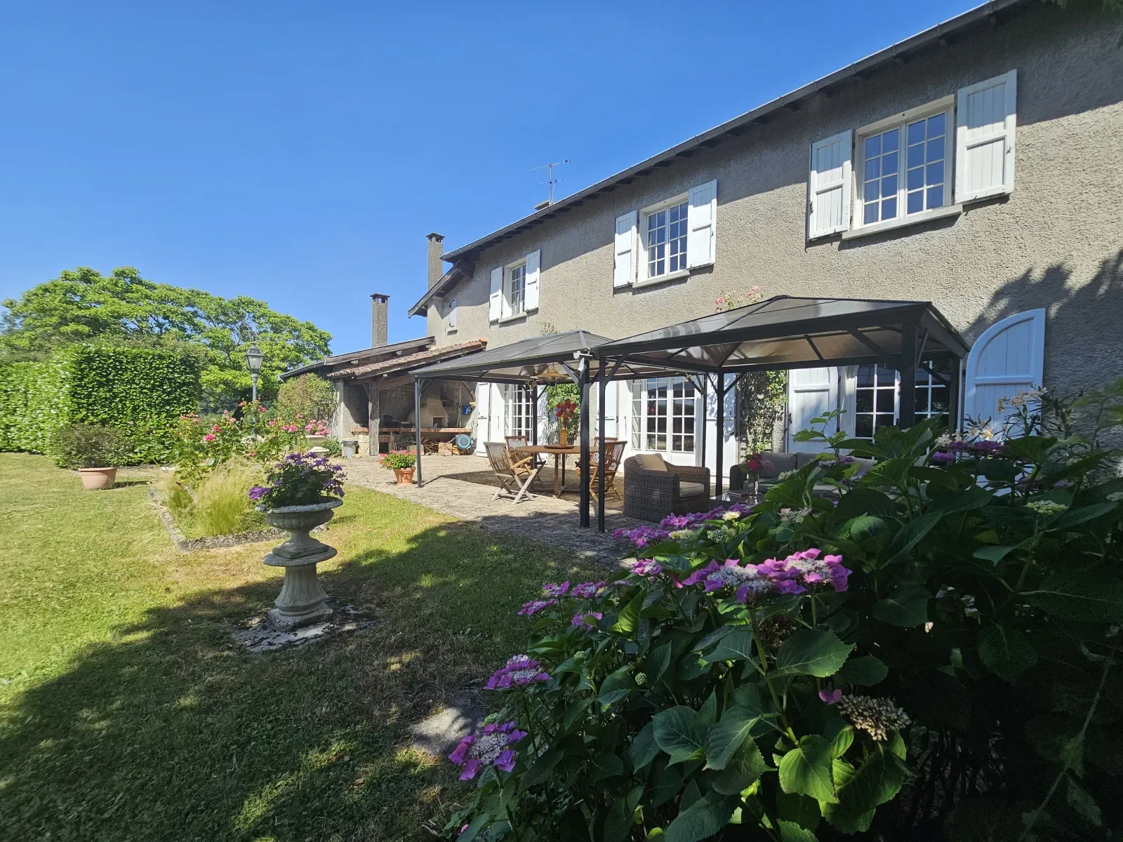 Exterior photo 8