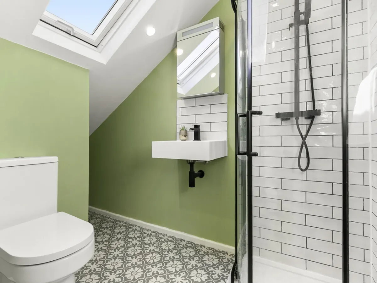 A beautiful three bedroom split level maisonette located moments from Gypsy Hill station and the Cry