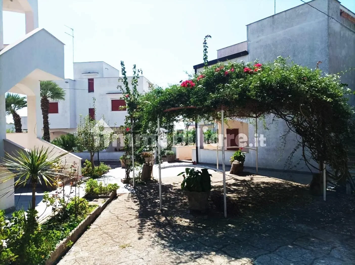 Exterior photo 9