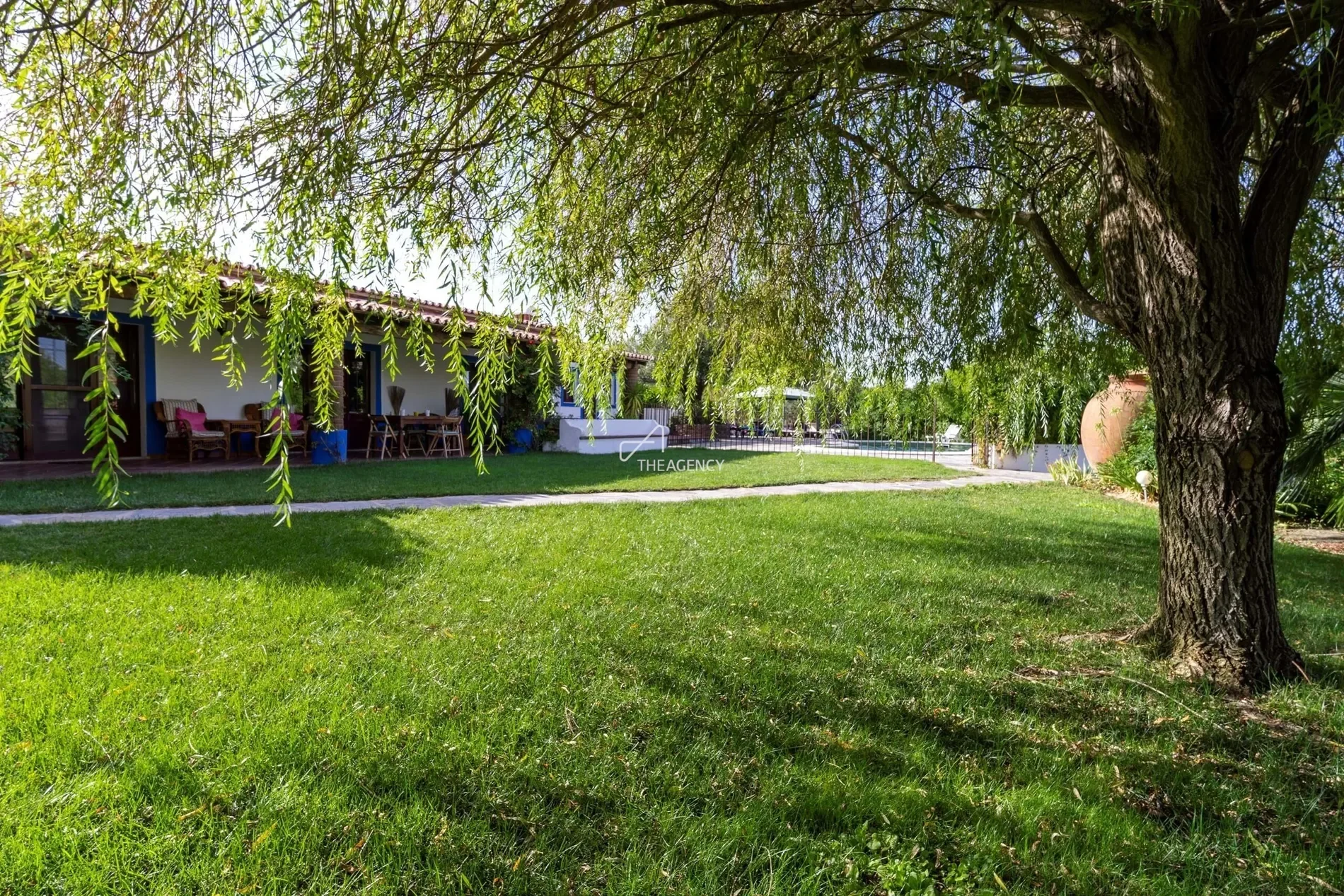 Exterior photo 6