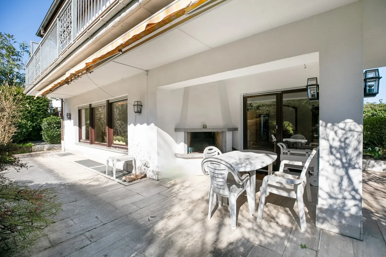 Exterior photo 3