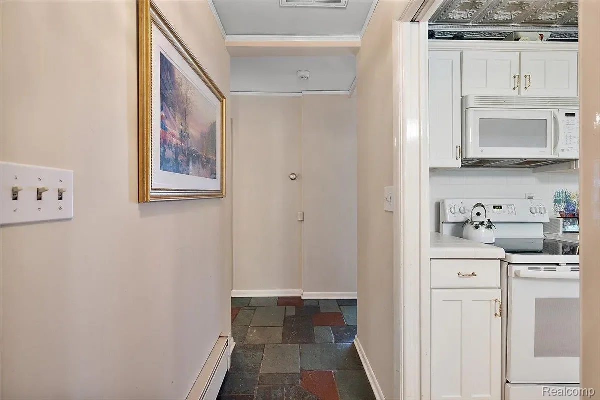 2236 Locklin Lane, West Bloomfield Charter Township, MI 48324, Orchard Lake Village, Michigan, United States. - Photo 21