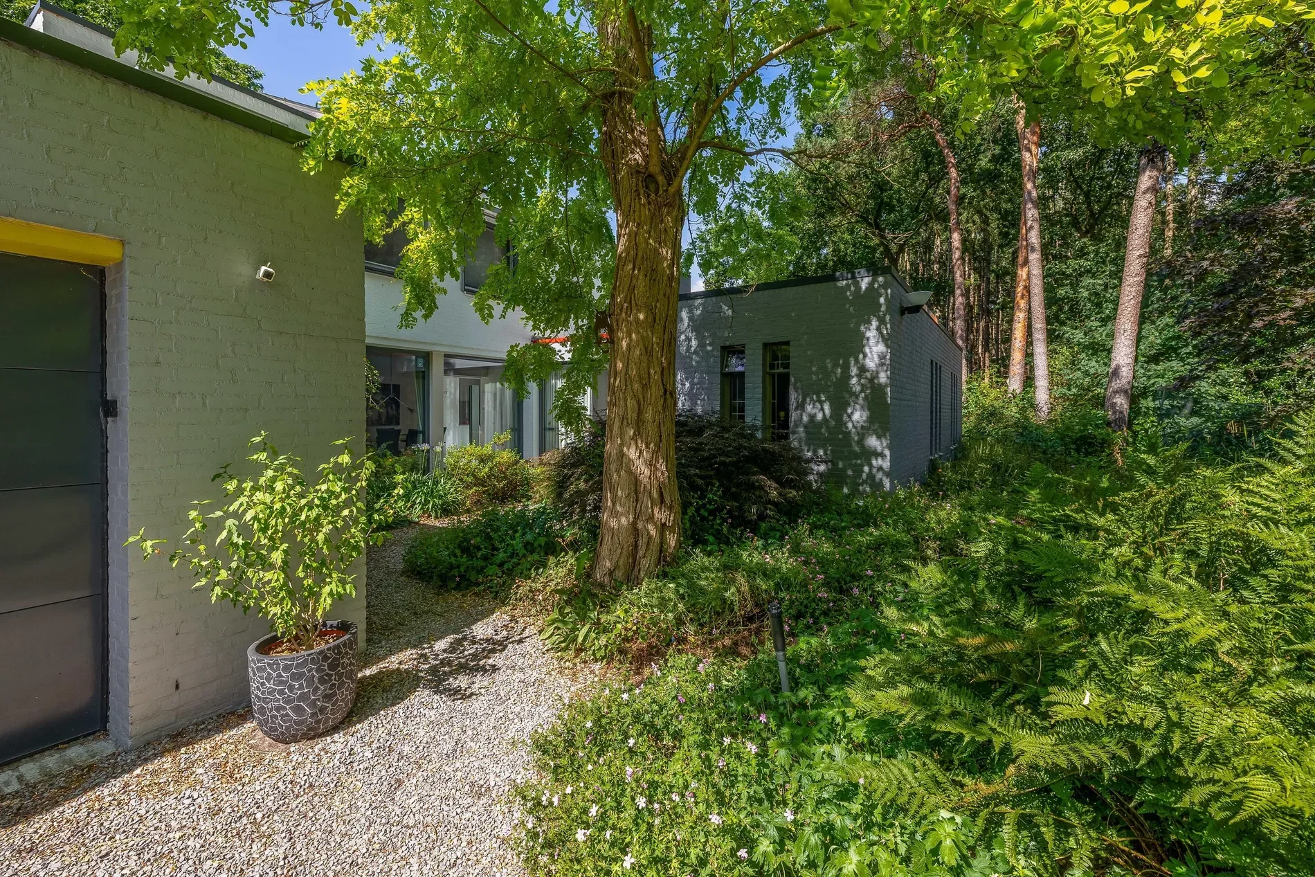 Exterior photo 2