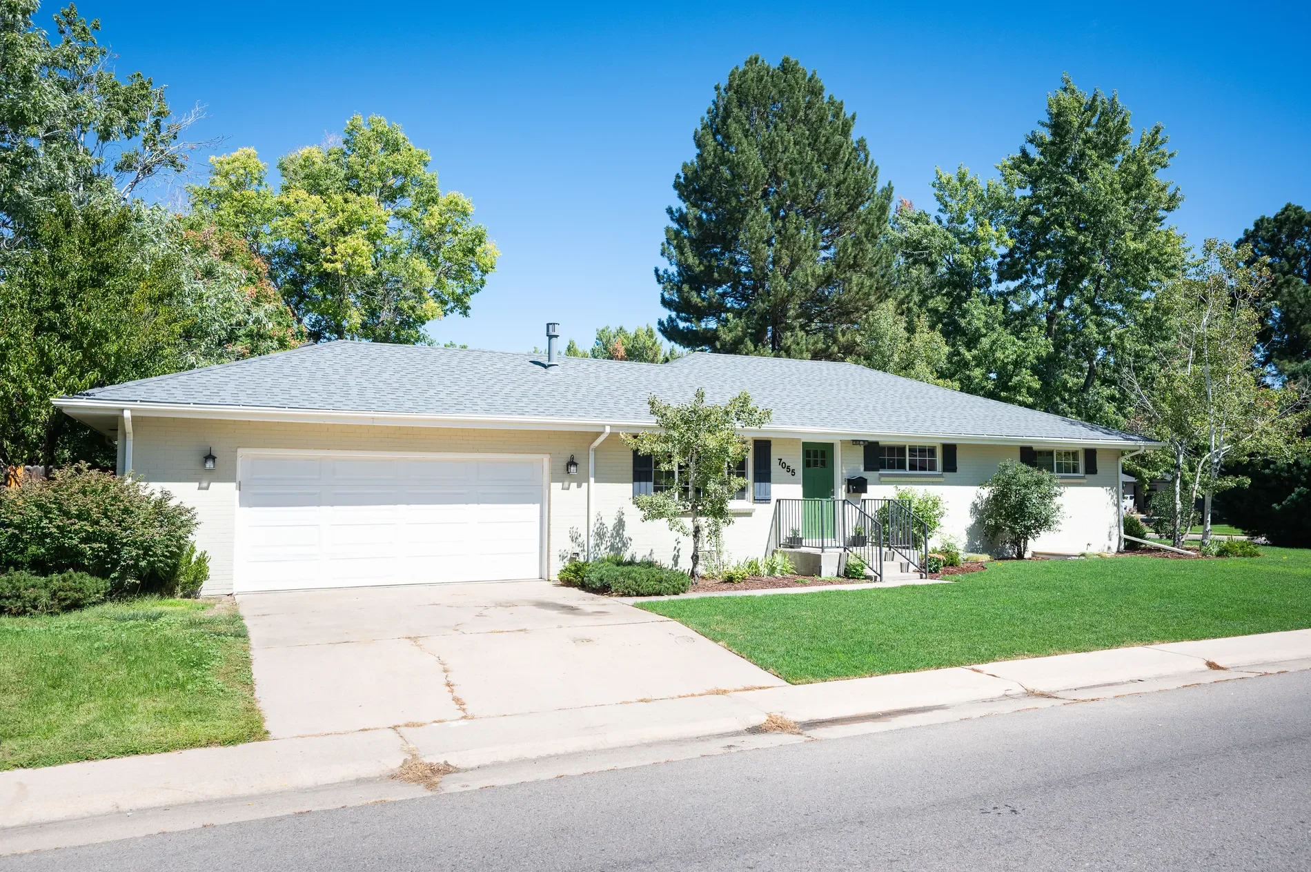 Exterior photo 6