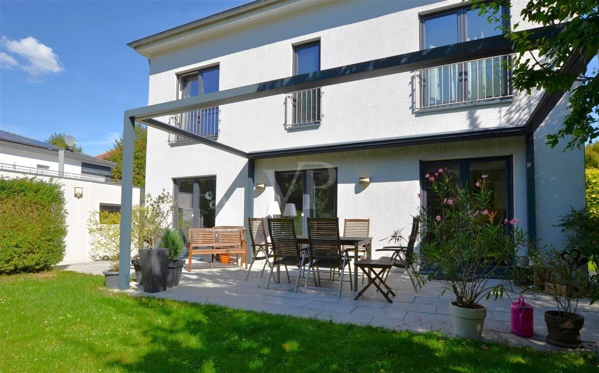 Exterior photo 2