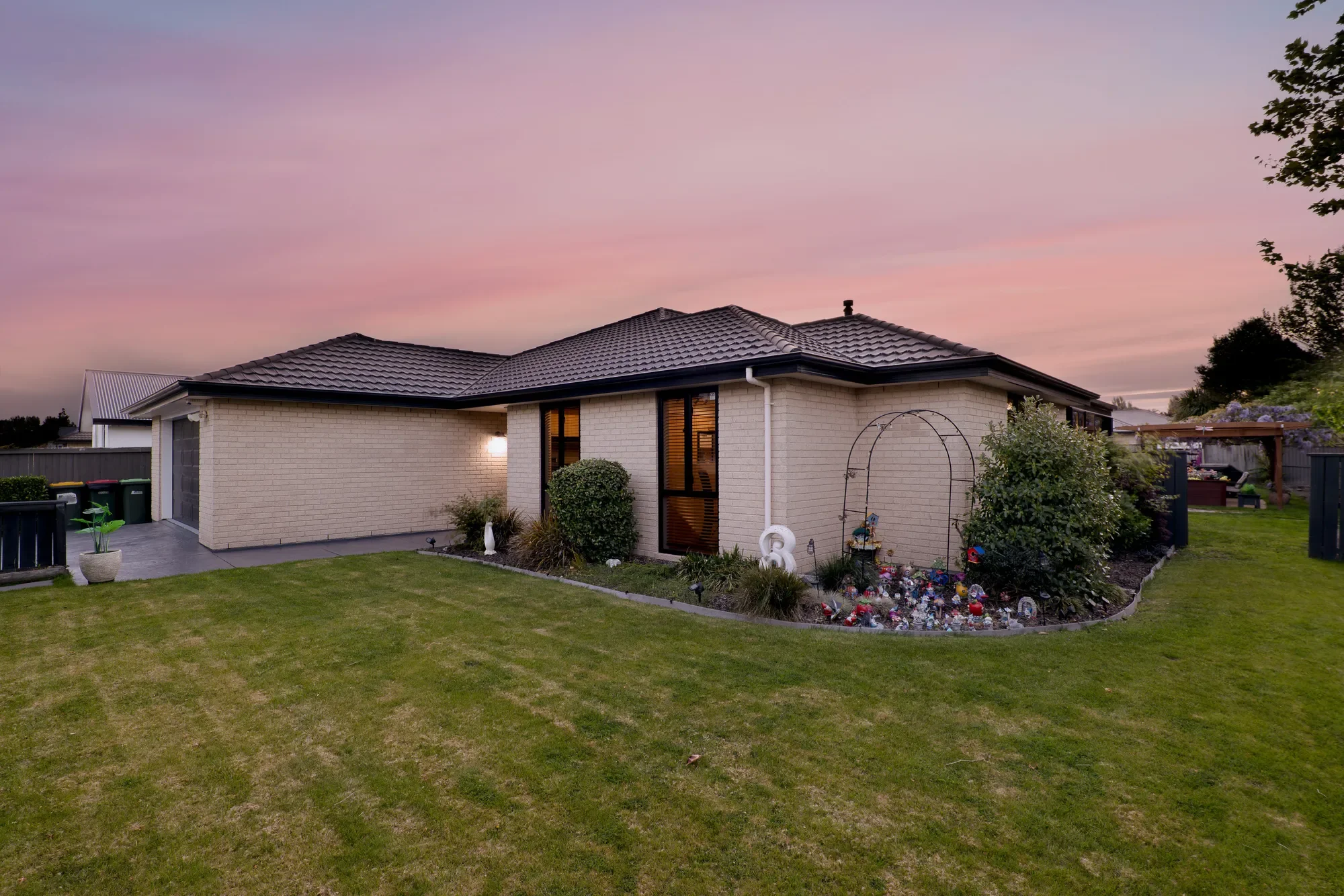 Exterior photo 6