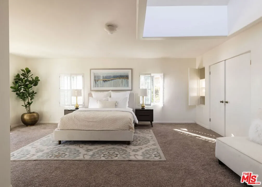 2041 Glencoe Way, Los Angeles, California, United States. - Photo 2