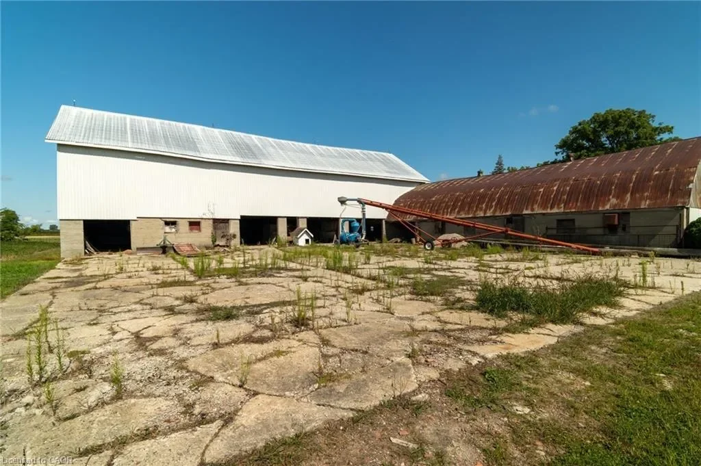Exterior photo 6