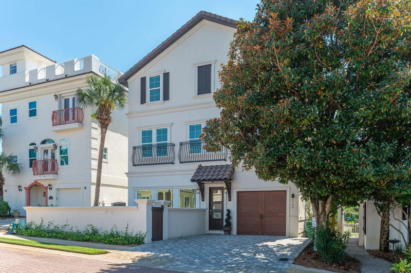 Single Family Residence in Destin