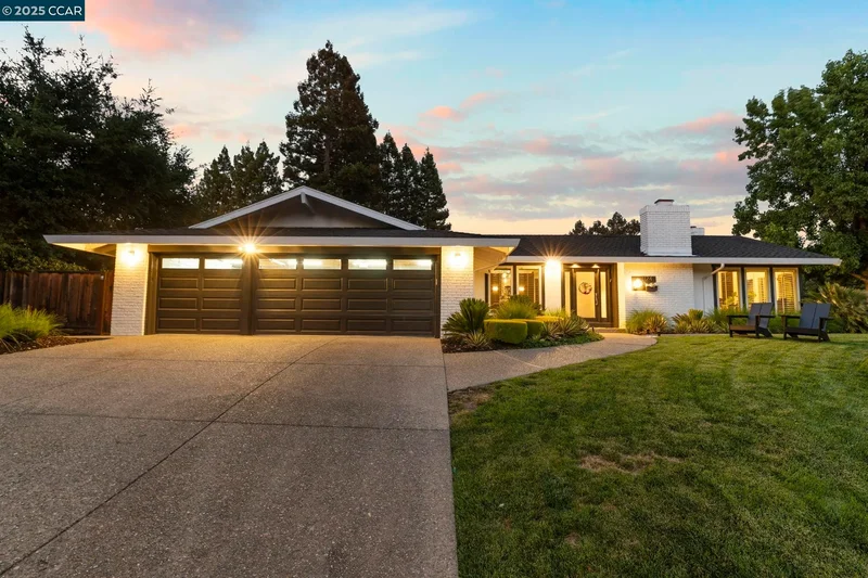 Single Family Residence in Alamo
