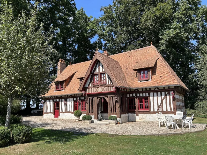 INCREDIBLE NORMAND HOUSE WITH ANTIQUE MATERIALS AND MONUMENTAL PORCH 20 MINUTES FROM THE ALBATROSS C