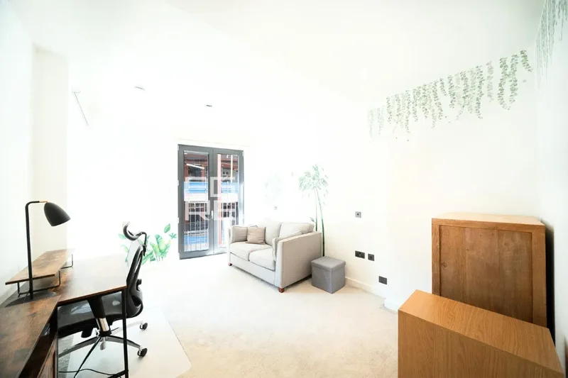 Clarendon Court, London, England, United Kingdom. - Photo 20