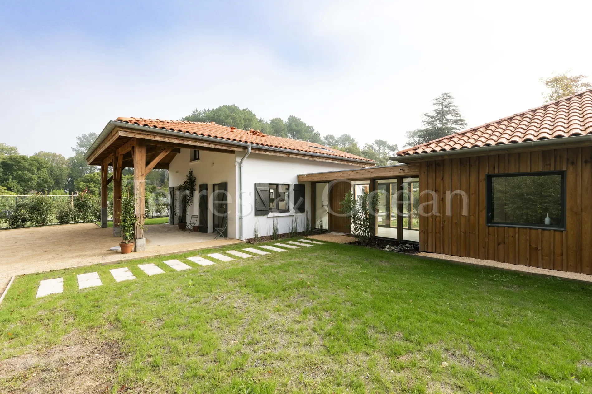 Exterior photo 5