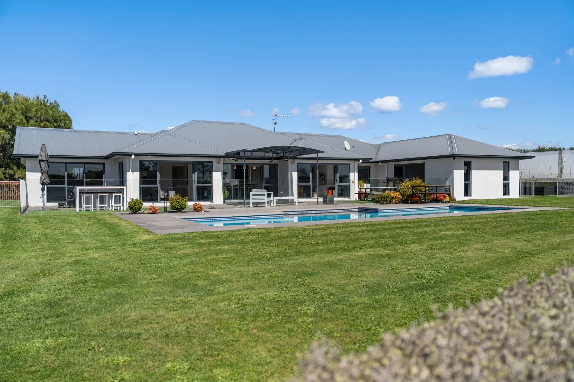 Exterior photo 6