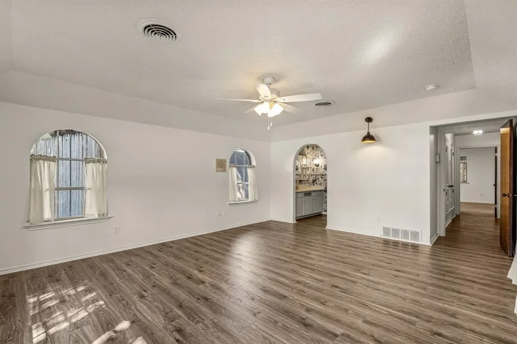5300 Northcrest Road, Fort Worth, Texas, United States. - Photo 14