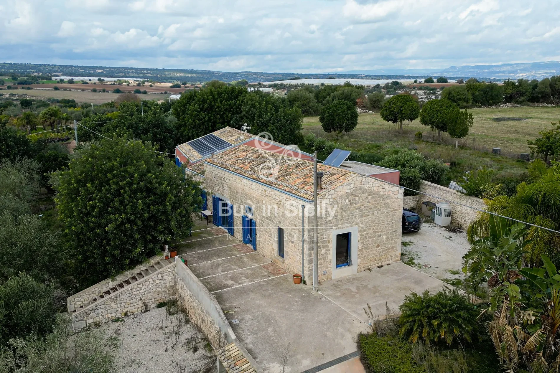 Exterior photo 8