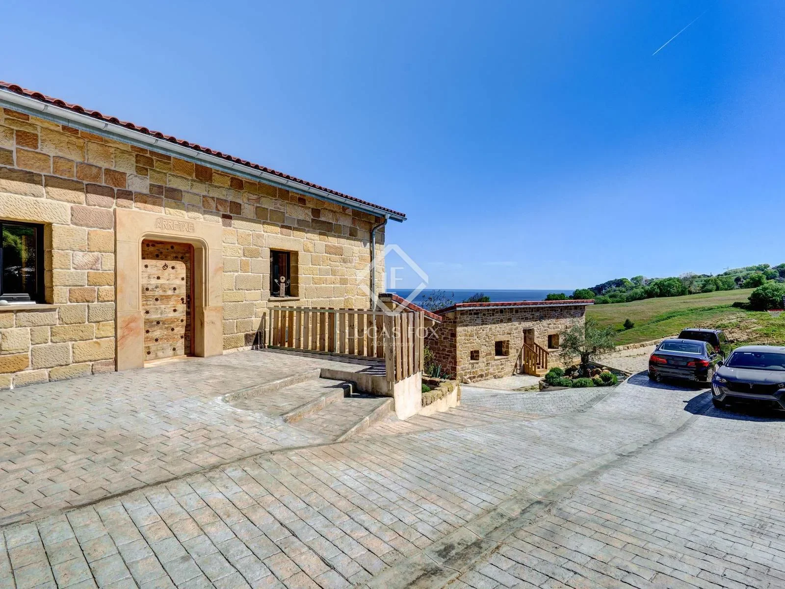 Exterior photo 1