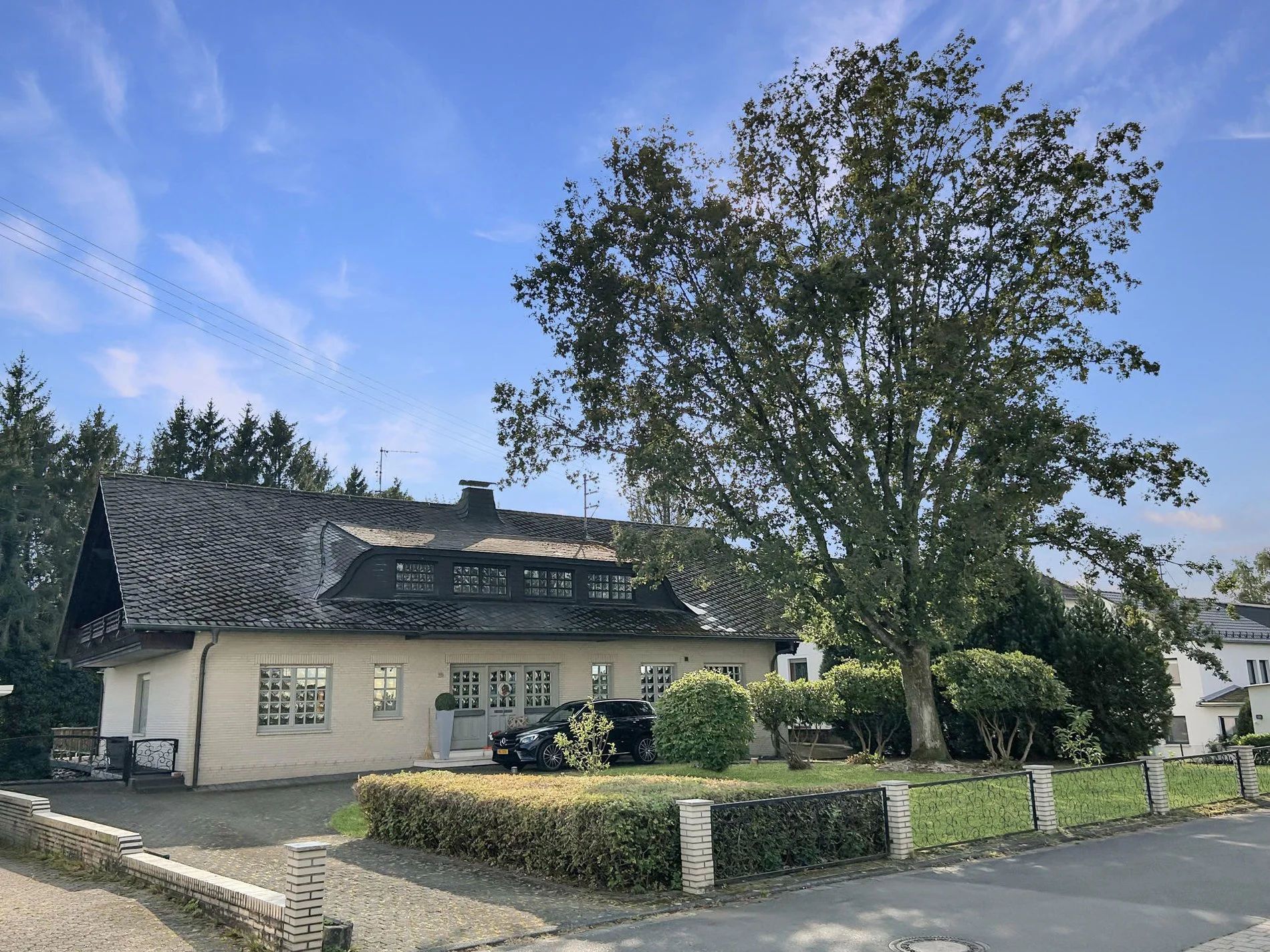 Exterior photo 5