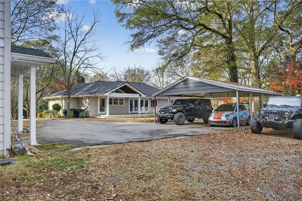 Exterior photo 9