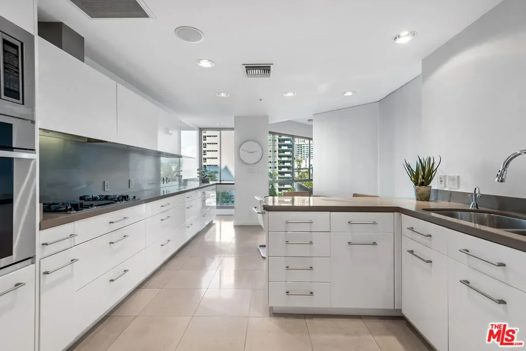 10490 Wilshire Boulevard 604, Los Angeles, California, United States. - Photo 20
