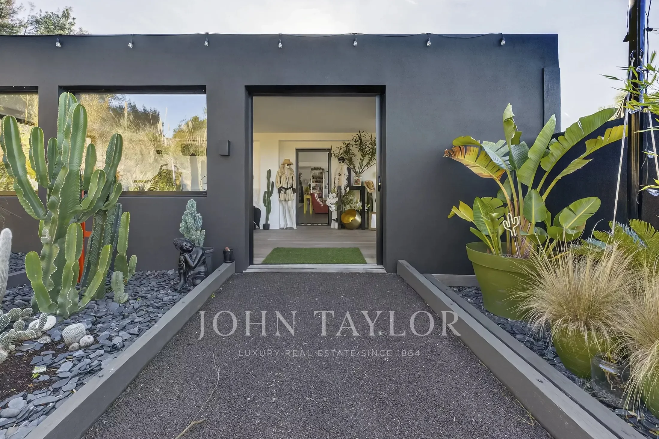 Exterior photo 6
