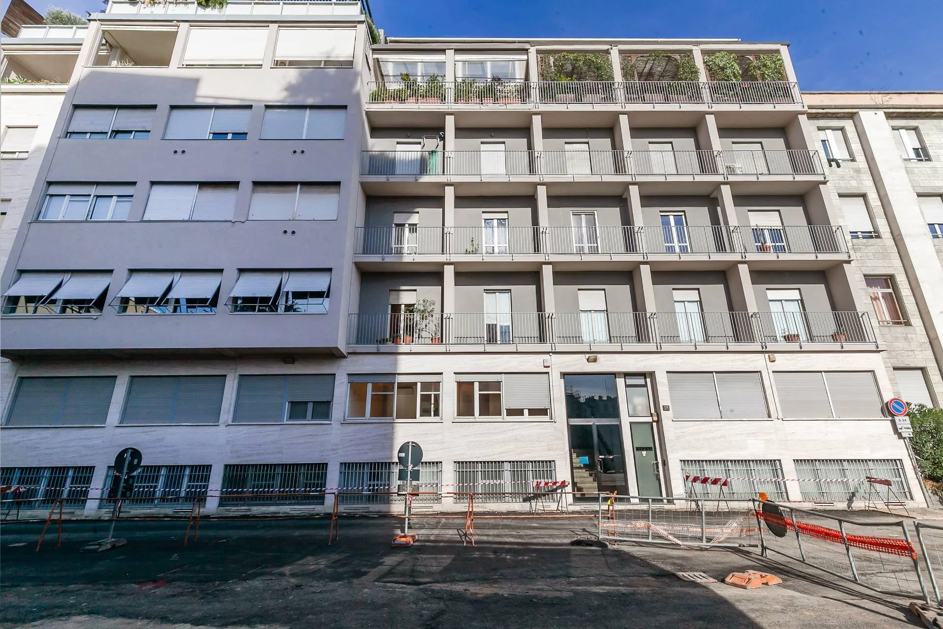Exterior photo 3