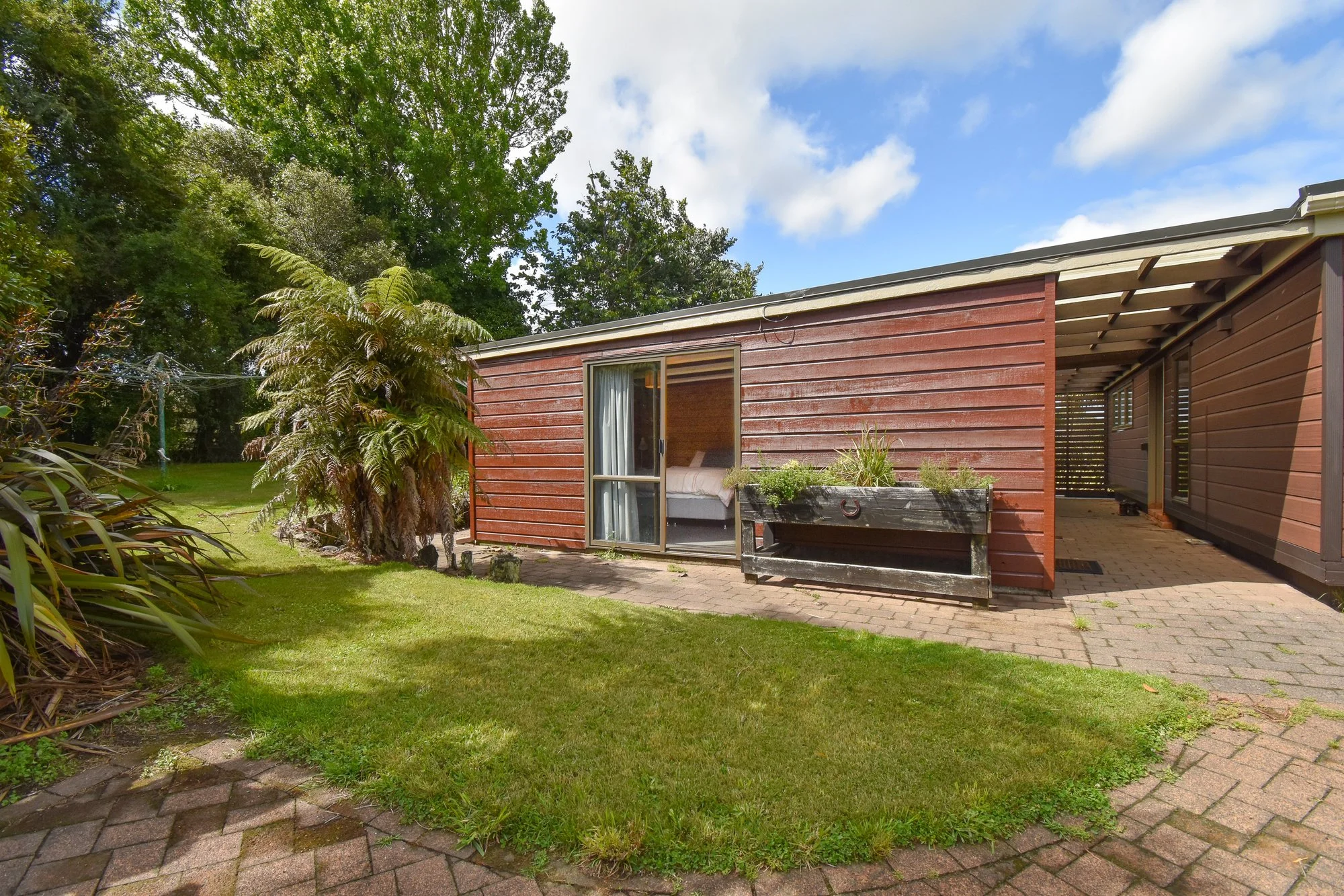 Exterior photo 5