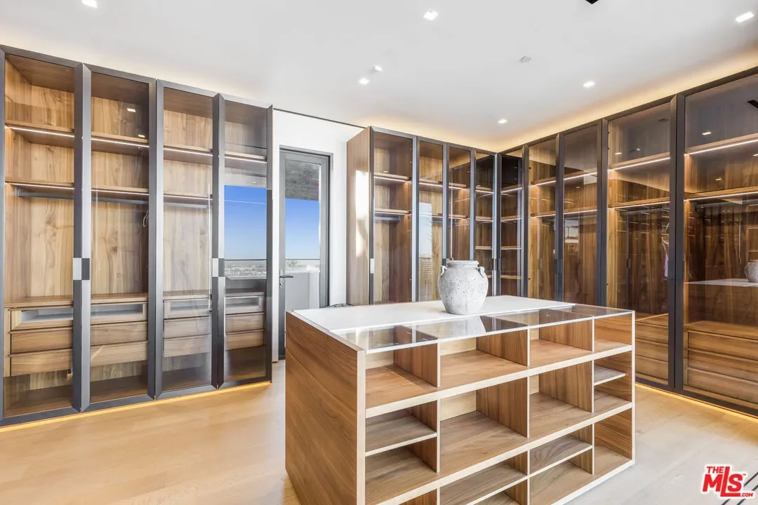 9410 Sierra Mar Pl, Los Angeles, California, United States. - Photo 3