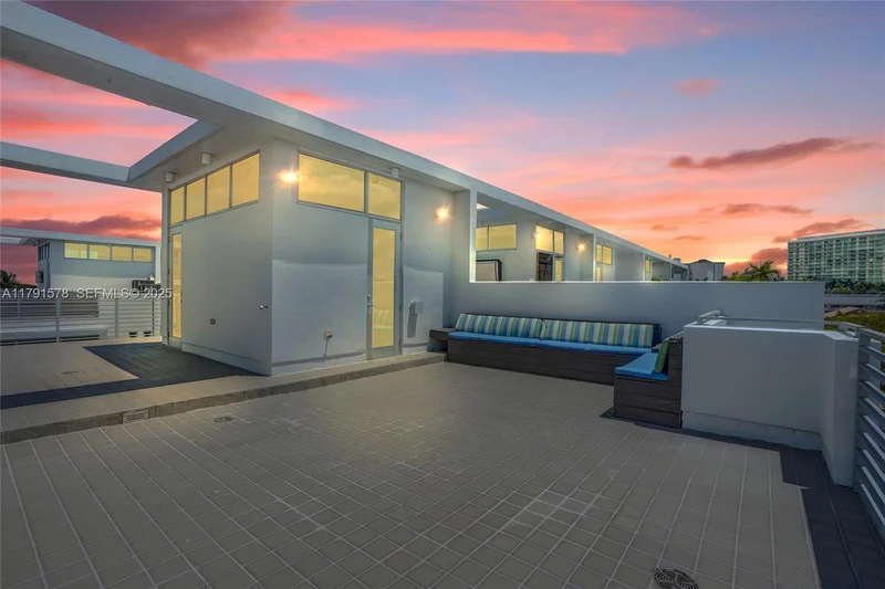 2725 NE 1st St, Hillsboro Beach, Florida, United States. - Photo 6