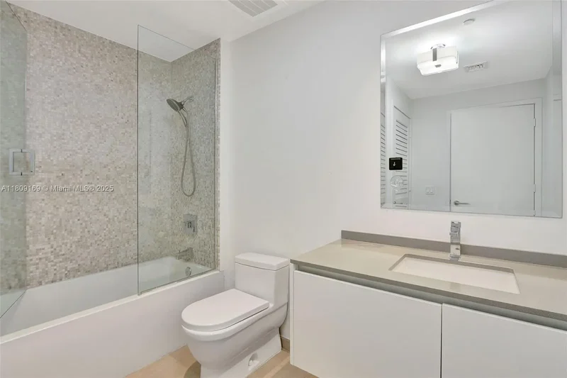 68 SE 6th St. 1203, Miami, Florida, United States. - Photo 9