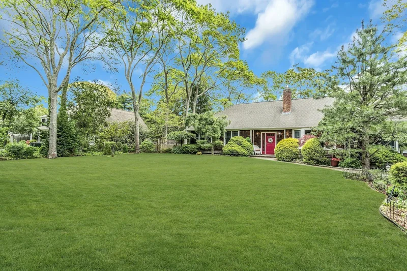 13 Delacey Ave - East Quogue, New York