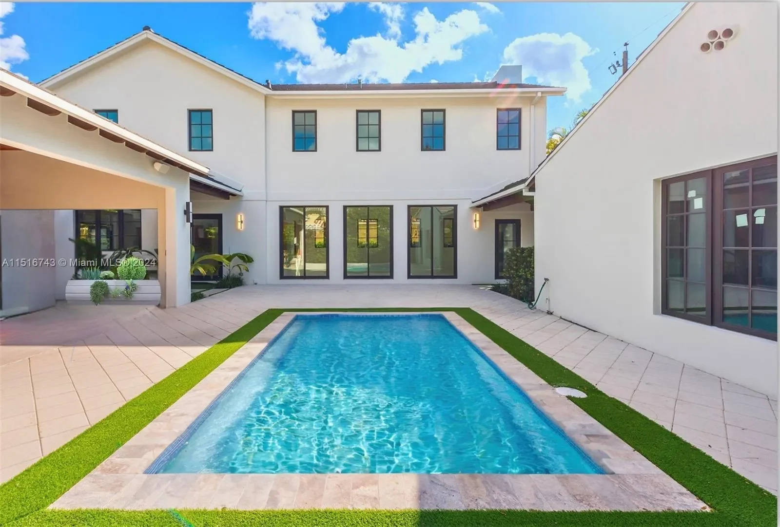 Exterior photo 5
