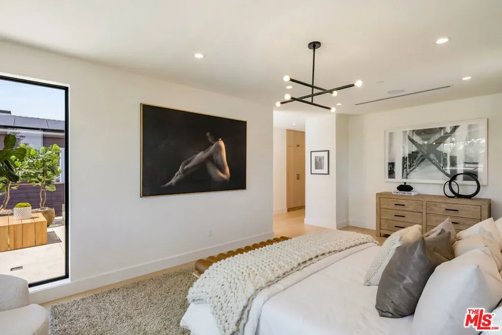 2115 Walnut Avenue, Los Angeles, California, United States. - Photo 9