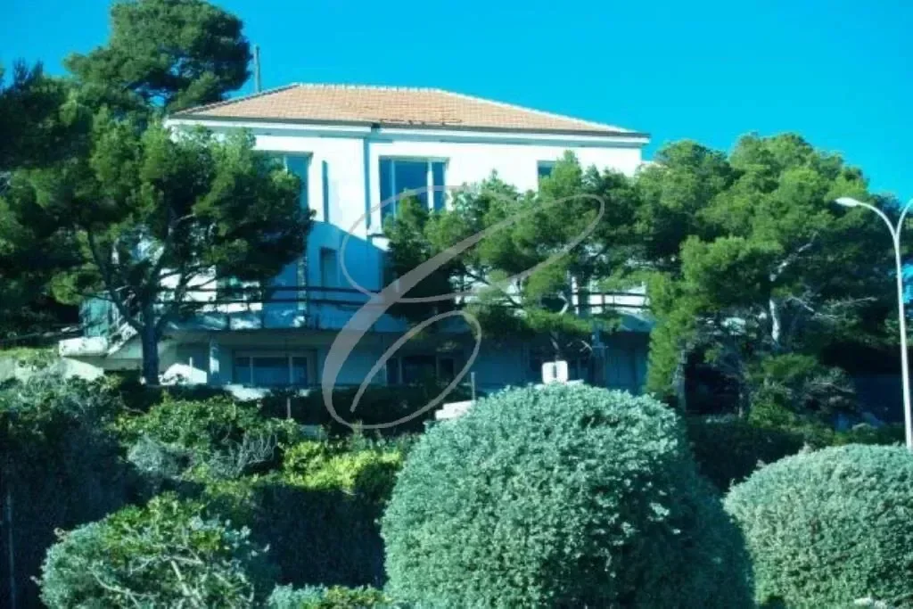 Exterior photo 4