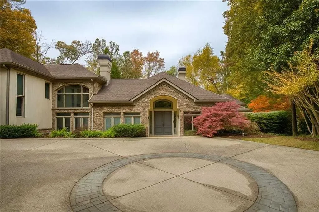 Exterior photo 2