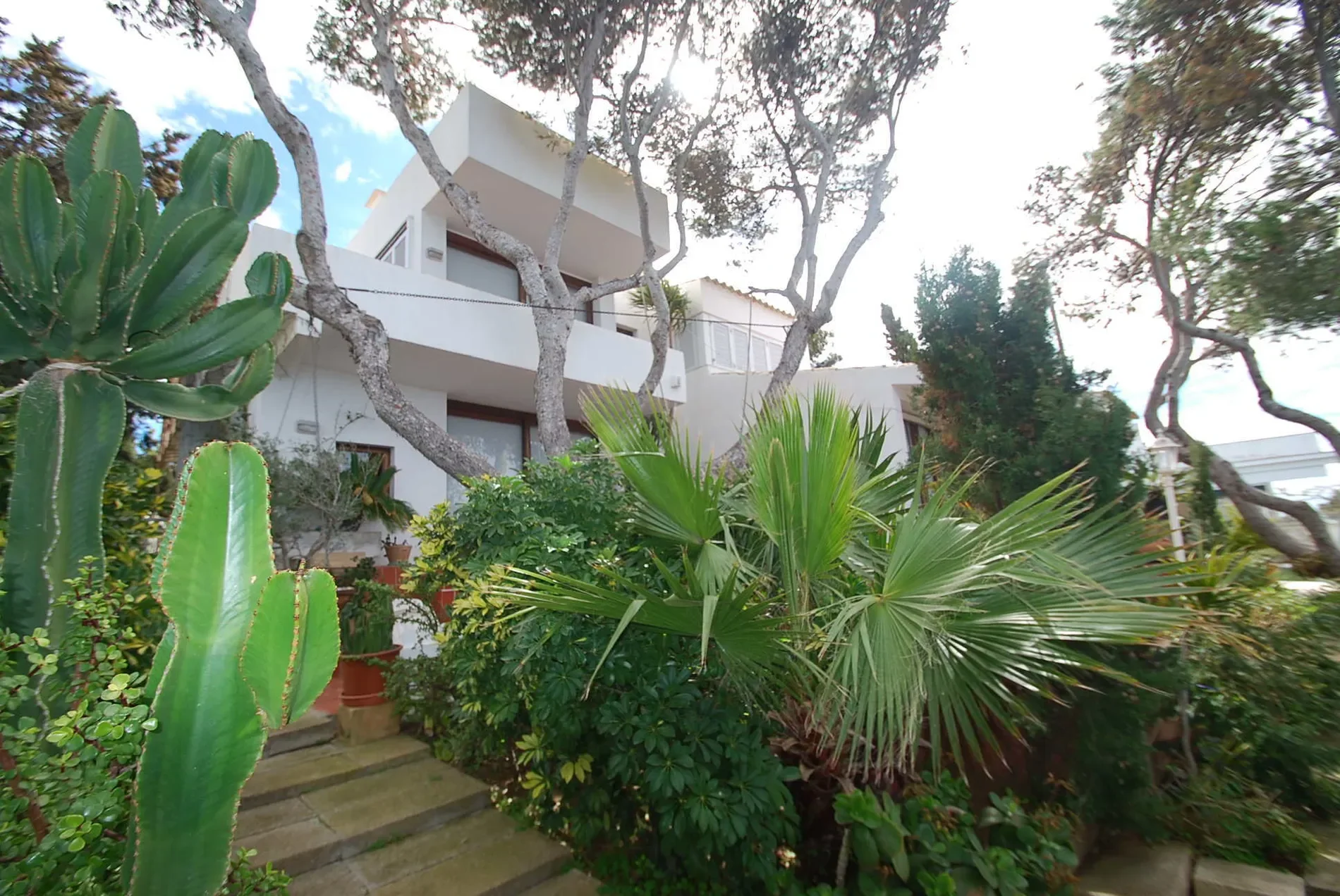 Exterior photo 2