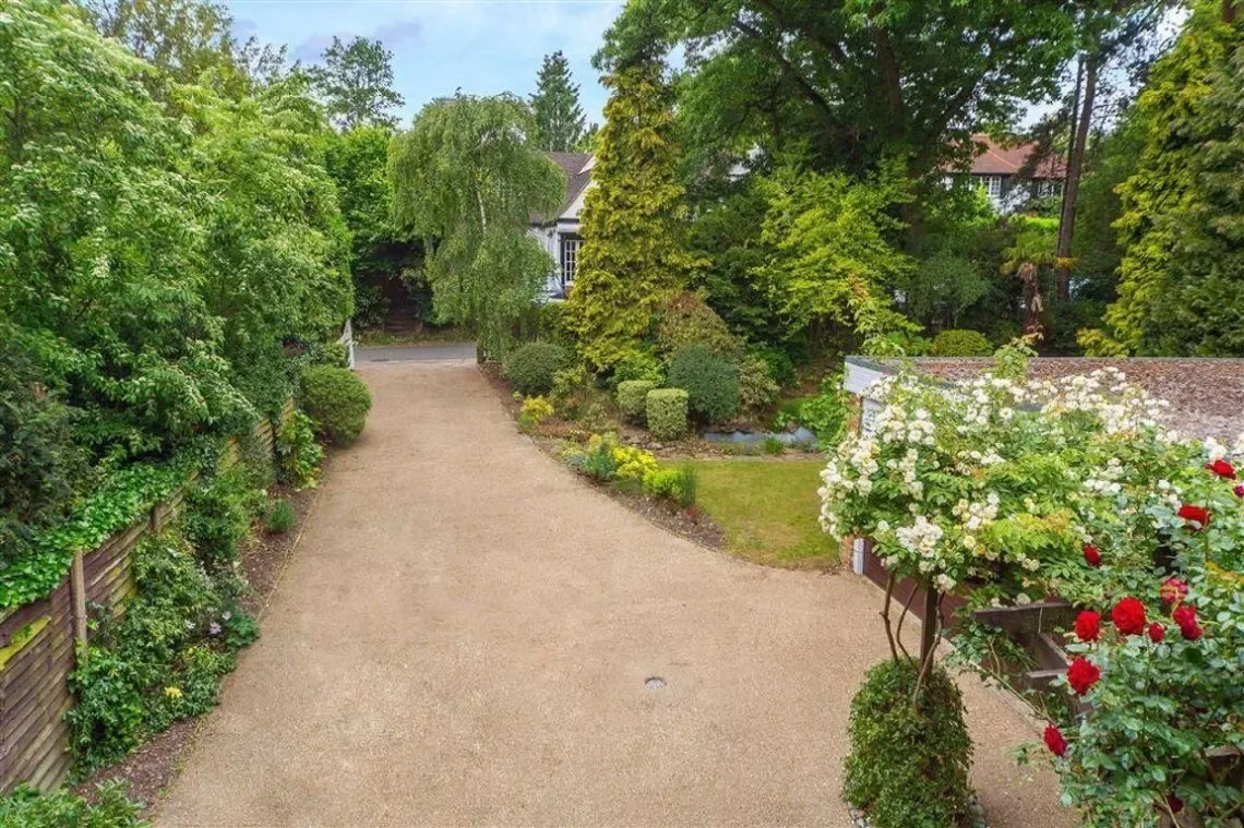 Newlands Avenue, Bushey, England, United Kingdom. - Photo 6