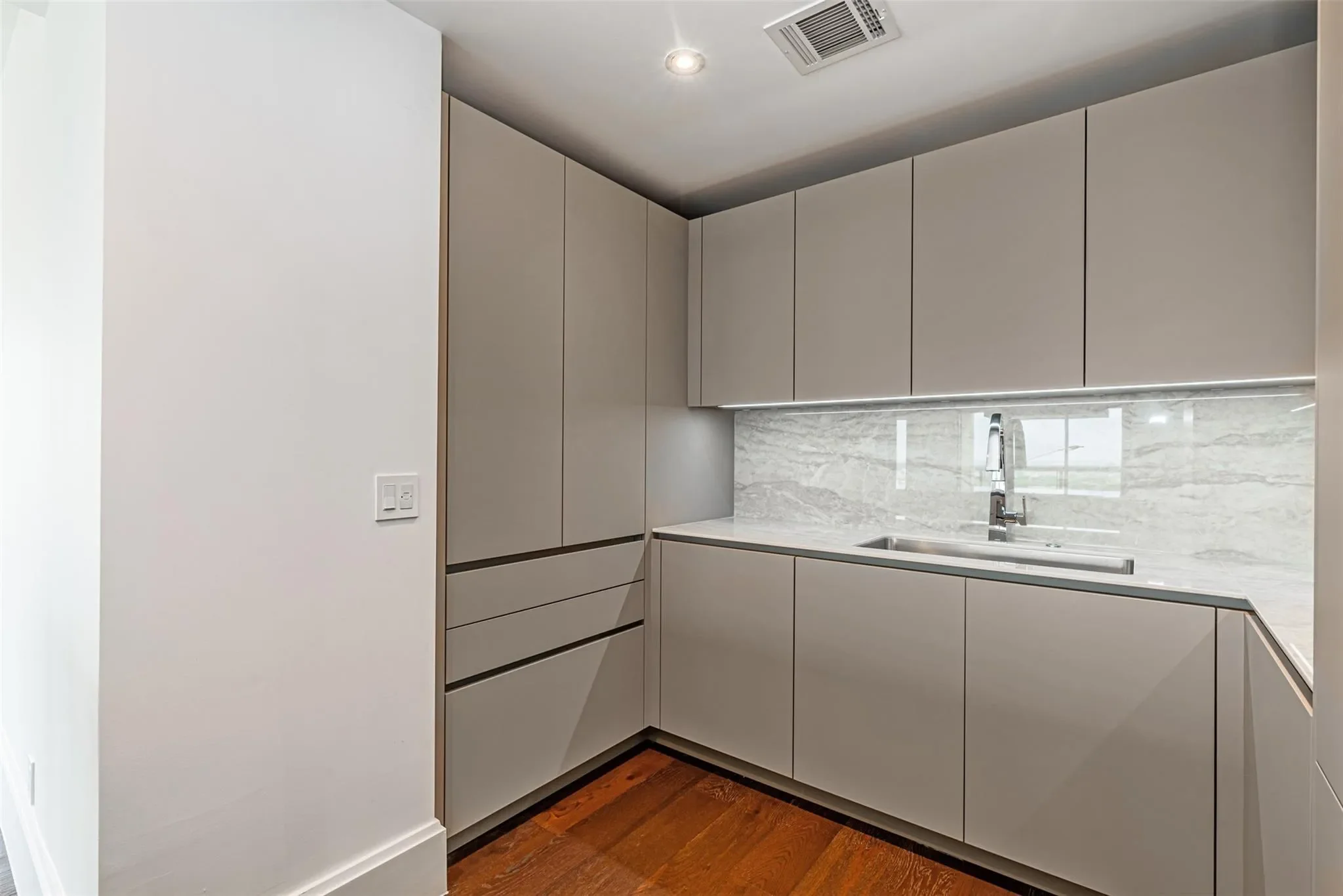 1701 Hermann Drive 34L, Houston, Texas, United States. - Photo 6