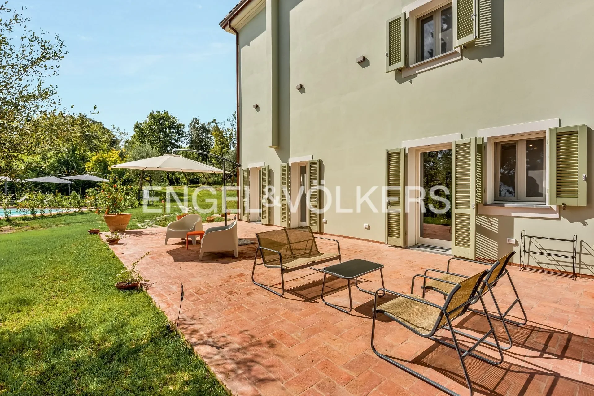 Exterior photo 7