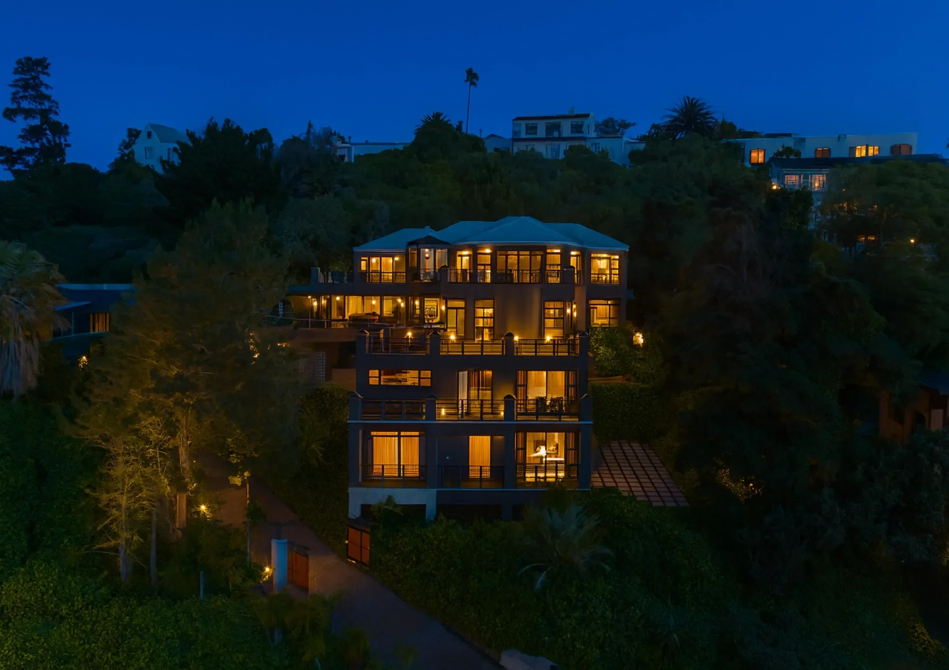 Exterior photo 7